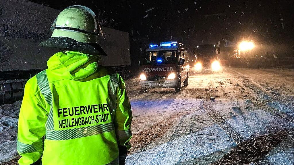 Nach rund drei Stunden waren die hängen gebliebenen Fahrzeuge abgeschleppt.