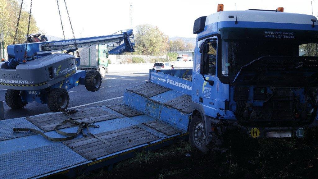 Sattelzug kracht gegen Böschung