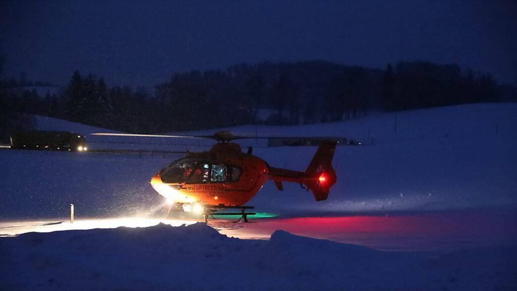 Der Rettungshubschrauber konnte bei Einbruch der Dunkelheit noch Bergretter an die Unfallstelle fliegen.