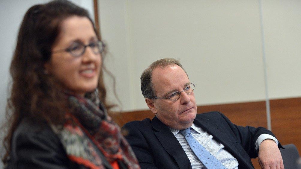 Monika R. zeigt sich der Öffentlichkeit