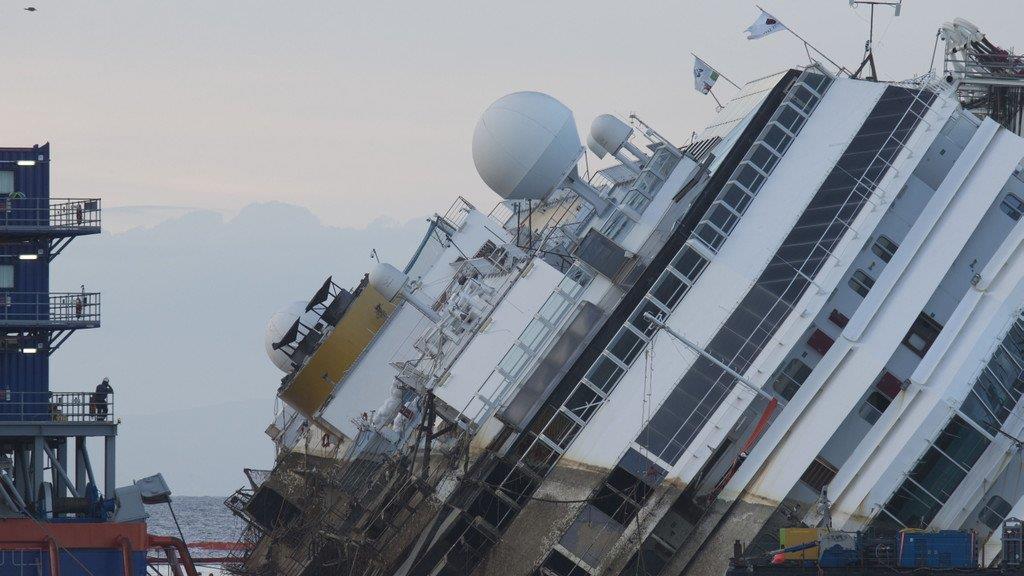 Wrack der Costa Concordia ist aufgerichtet