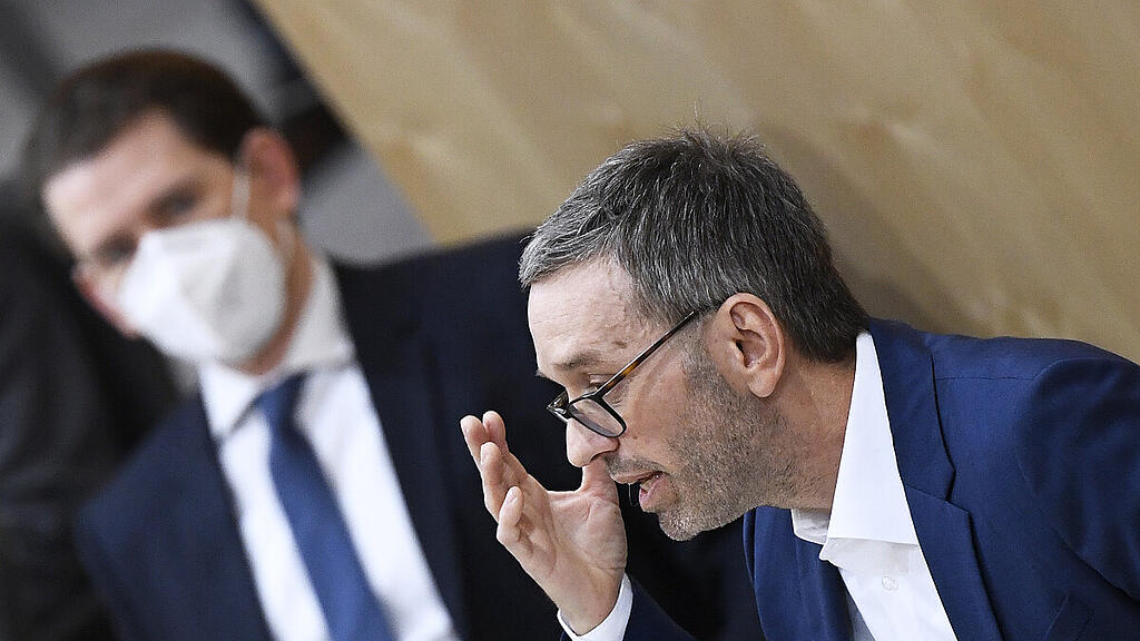Kickl (rechts) und Kurz: Hitzige Debatte im Nationalrat