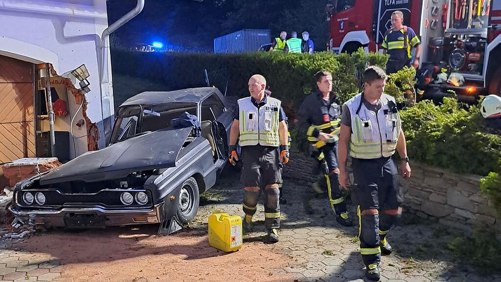 STEIRER KRACHTE MIT OLDTIMER GEGEN HAUSMAUER - SCHWER VERLETZT