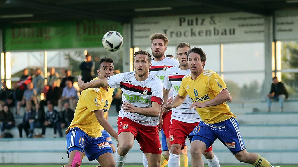 Seekirchen (weiß) hatte beim Sommerkick gegen St. Johann in der 25. Runde der Regionalliga West das bessere Ende für sich.