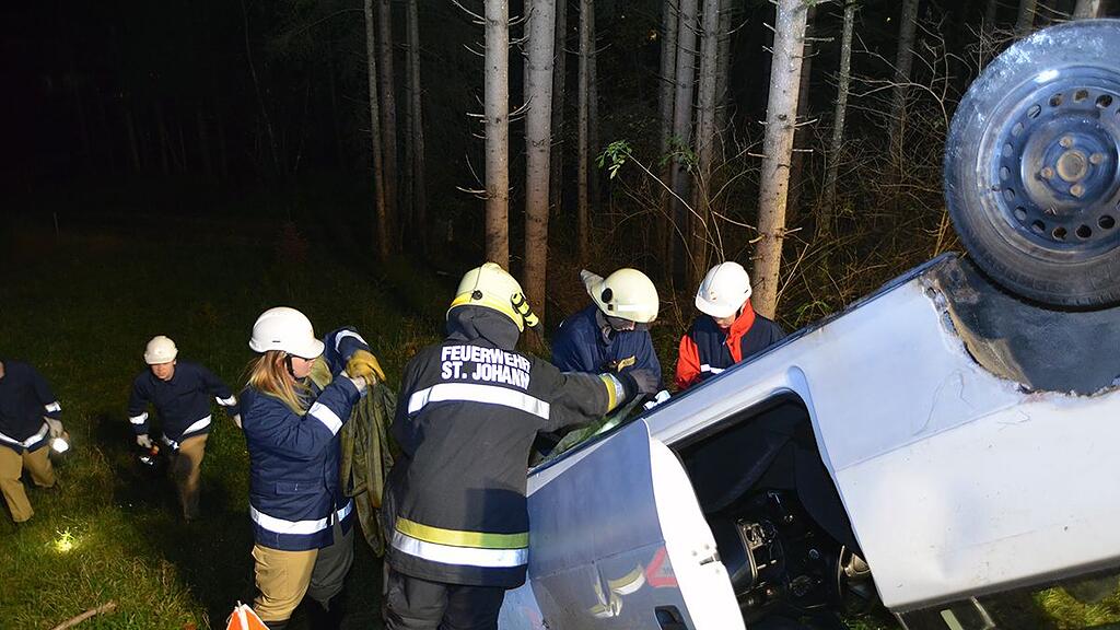 Die jungen Florianis wurden mitten in der Nacht zu einem Verkehrsunfall gerufen.