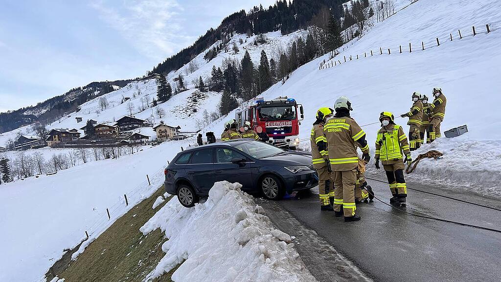 Auto droht in Großarl Böschung abzustürzen