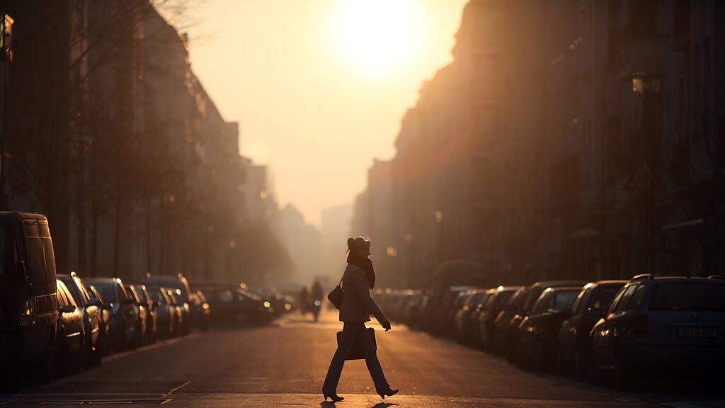 Bei tiefstehender Sonne sollten Autofahrer ganz besonders Acht geben.