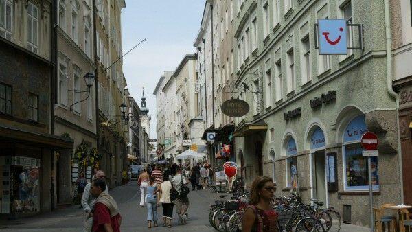 Ein Gastgarten in der Linzergasse wurde von Unbekannten verwüstet.