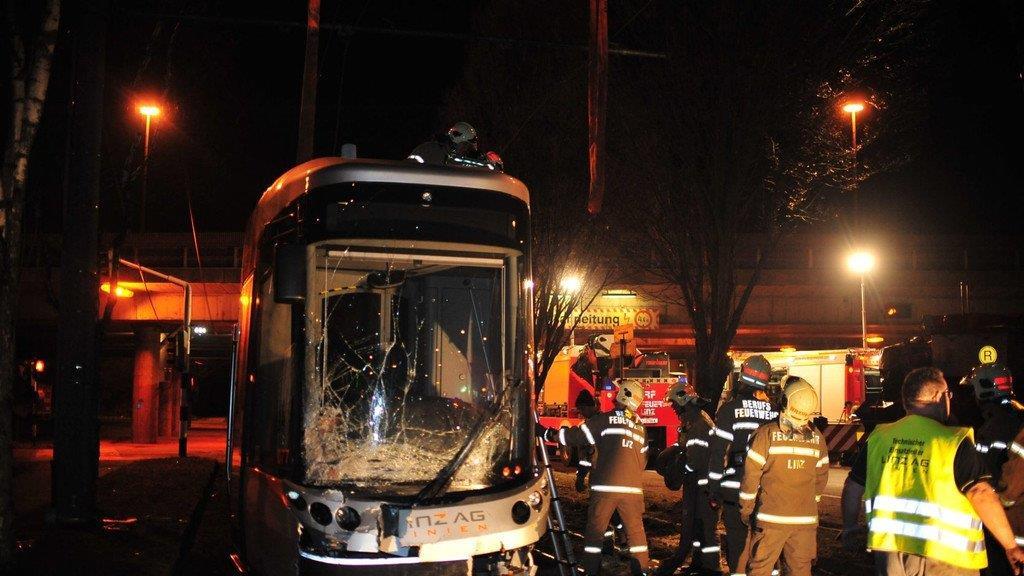 Rettungsauto prallt in Bim