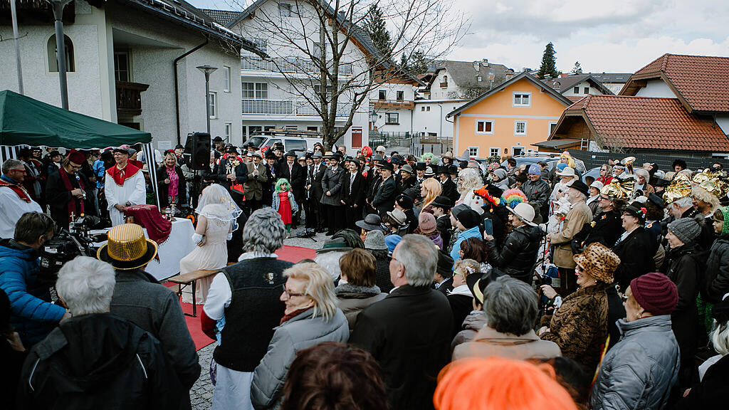 Verkehrte Hochzeit, Kirche