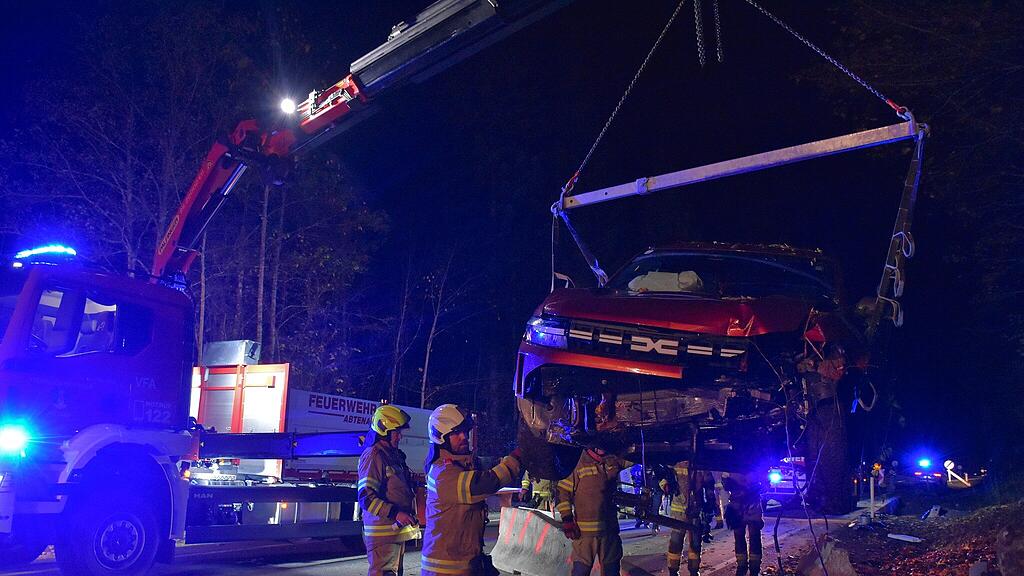 Pkw kacht in Abtenau gegen Betonleitschiene