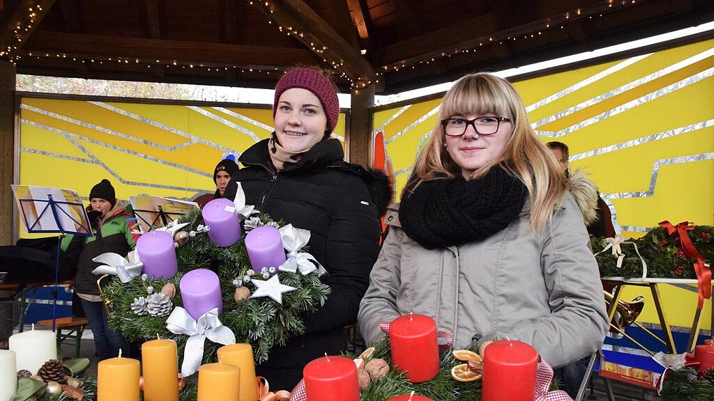 In den zahlreichen Hütten werden von Samstag bis zum Heiligen Abend selbstgebastelte Geschenke verkauft.