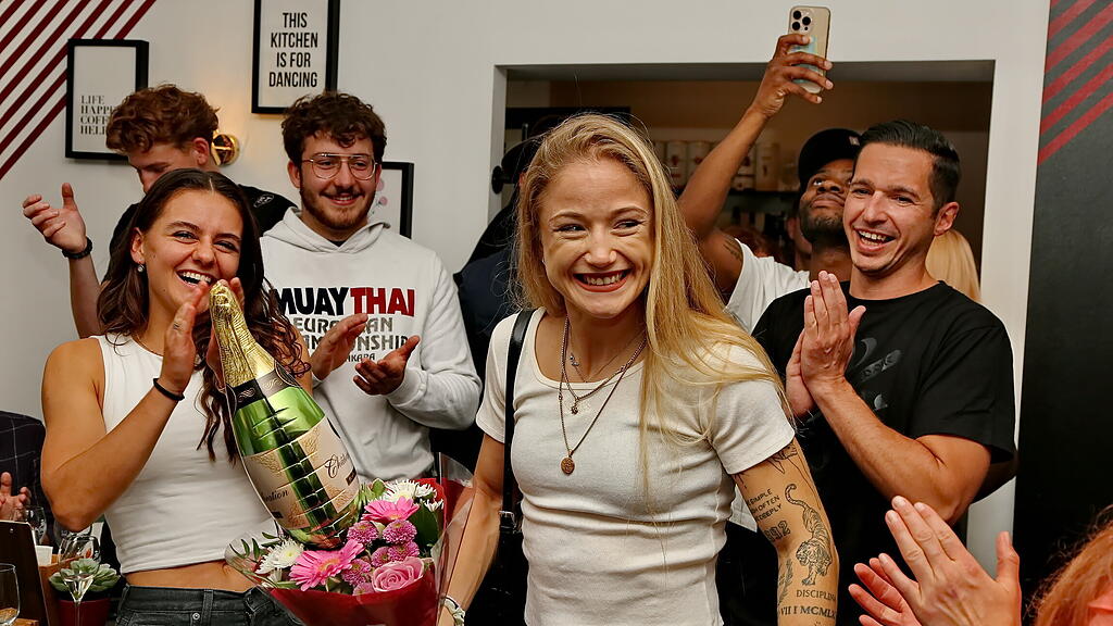 Muay Thai-Weltmeisterin Stella Hemetsberger in Salzburg empfangen