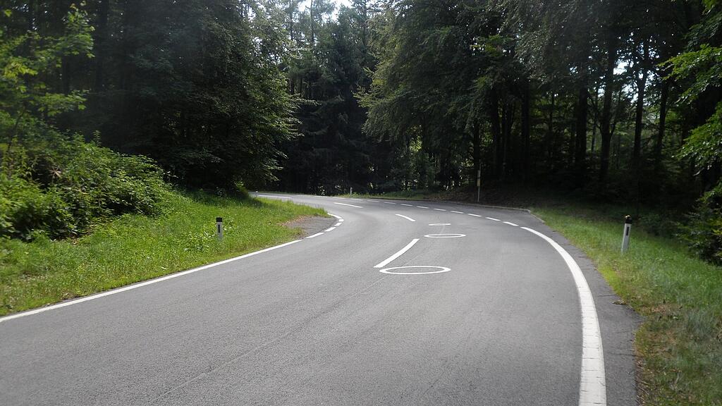 Durch zusätzliche Bodenmarkierungen sollen Kurven für Biker sicherer werden.