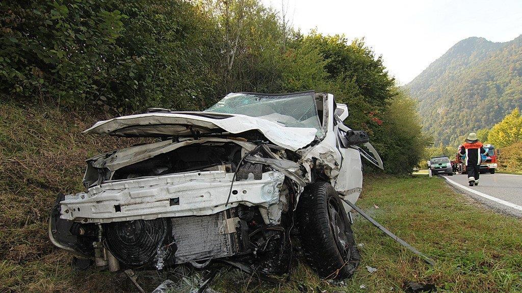 Trümmerfeld nach Frontalcrash