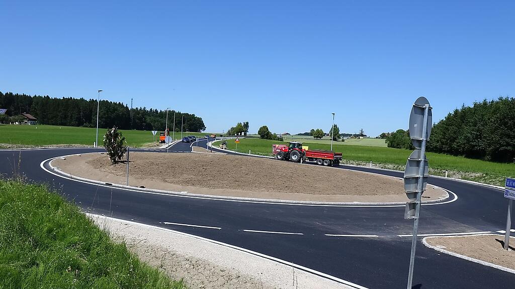 Der Kreisverkehr soll die unfallreiche Kreuzung beim Lagerhaus in Göming entschärfen.
