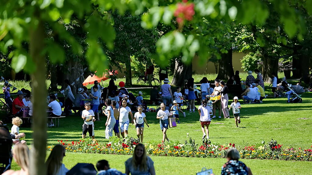 Sommerwetter: Salzburger stürmen Hellbrunn