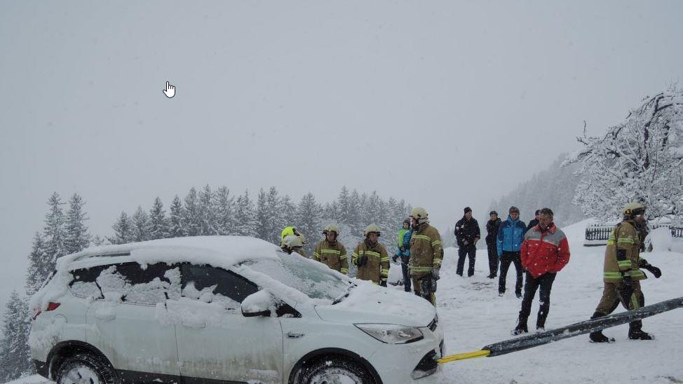 Auto schlittert in Neukirchen 50 Meter über Abhang