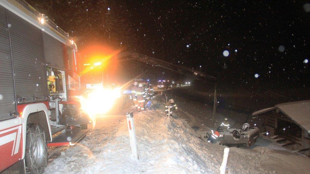 Pkw stürzt 25 Meter ab