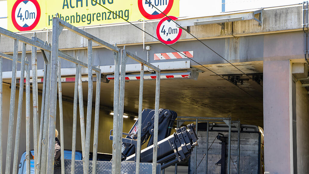 Lkw steckt in Flughafenunterführung fest