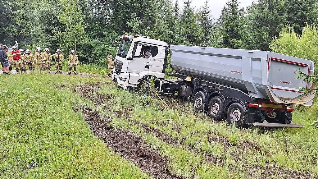 Lkw landet in Thalgau in Straßengraben