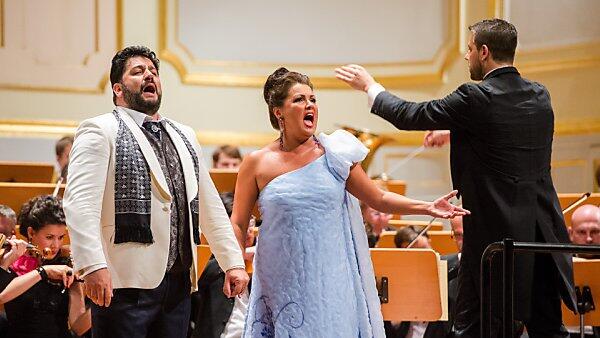 Anna Netrebko gemeinsam mit ihrem Ehemann Yusif Eyvazov auf der Bühne