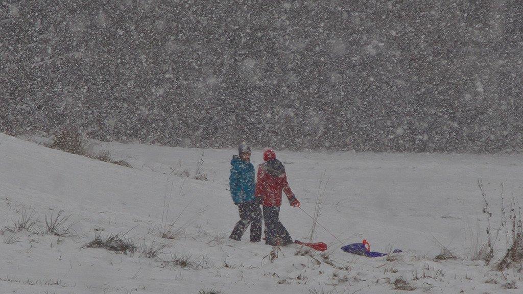 Schnee sorgt für Unfälle und Verkehrschaos: Schneefahrbahn in der Stadt Salzburg