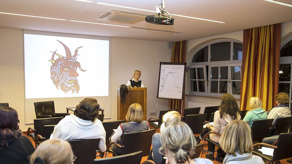 Bei einem Seminar lernten Salzburgerinnen und Salzburger ihre Angst vor den Krampussen zu bewältigen.