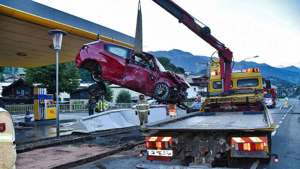 Kitzbühel: Auto gegen Hausmauer