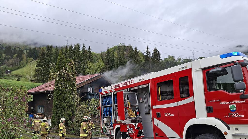 Alarmstufe 2 bei Wohnhaus-Brand in Bruck: Obergeschoss durch Feuer zerstört