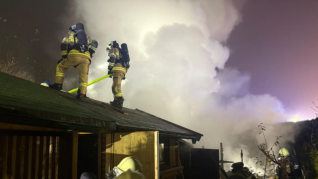 Brand zweier  Gartenhütten in Saalfeden