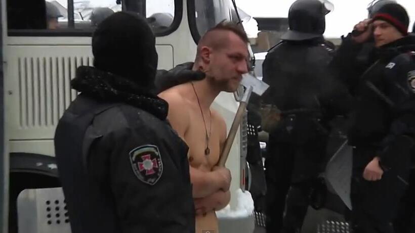 Ukraine: Nackter Demonstrant durch Spezialeinheit der Polizei misshandelt