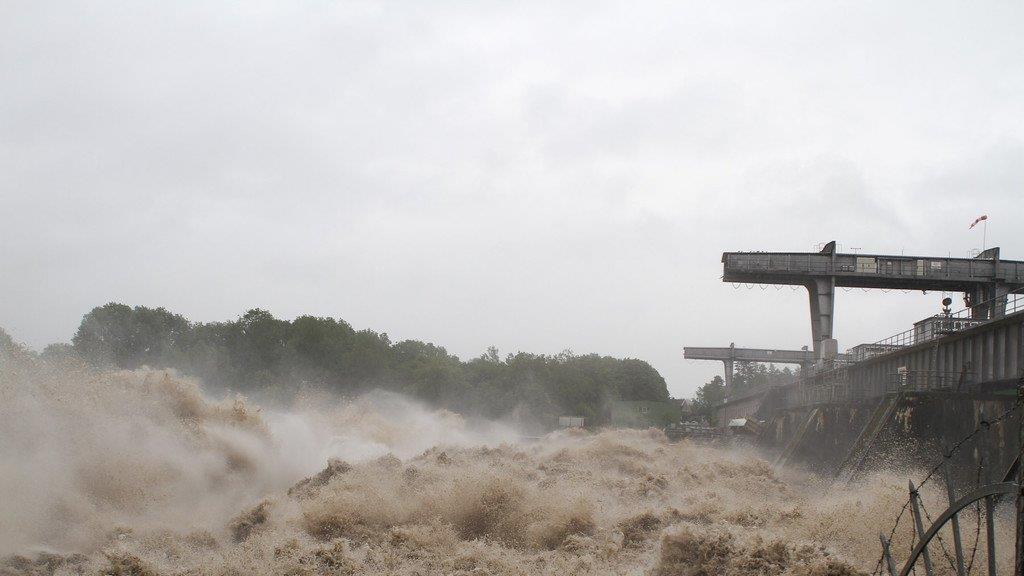 Hochwasser: Abtransporte im Kraftwerk Braunau