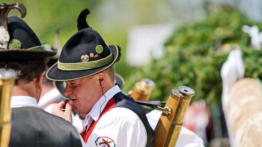 Maibaumaufstellen in Leopoldskron