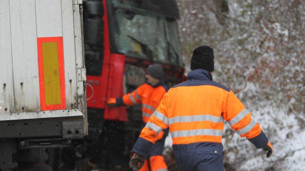 Lkw landet im Straßengraben