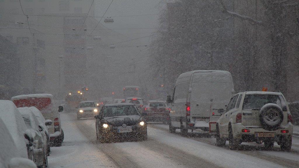 Schnee sorgt für Unfälle und Verkehrschaos: Schneefahrbahn in der Stadt Salzburg
