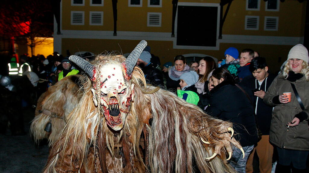 Maxglaner Krampus und Perchtenlauf