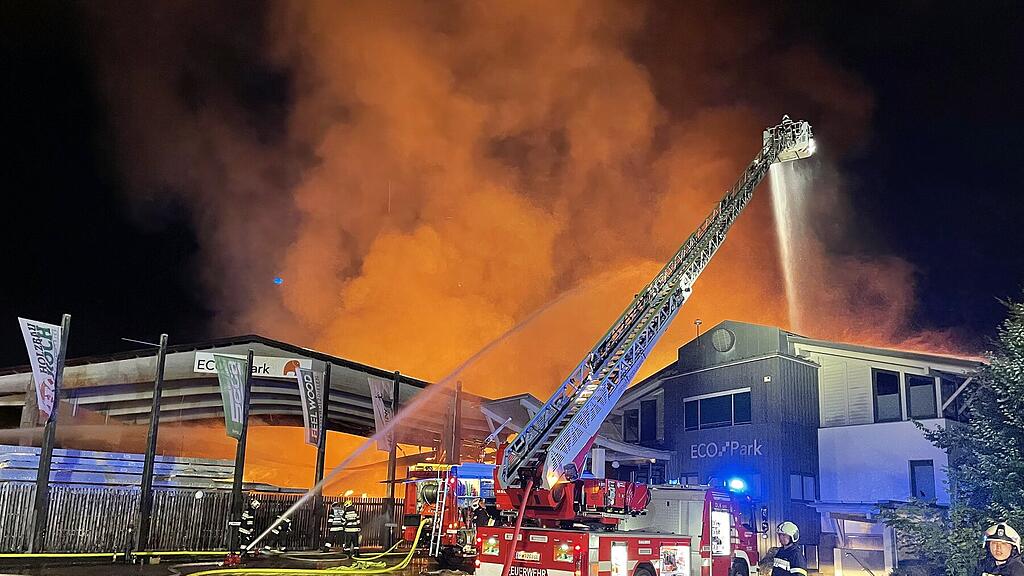 Steiermark: Brand in alter Sägewerkshalle