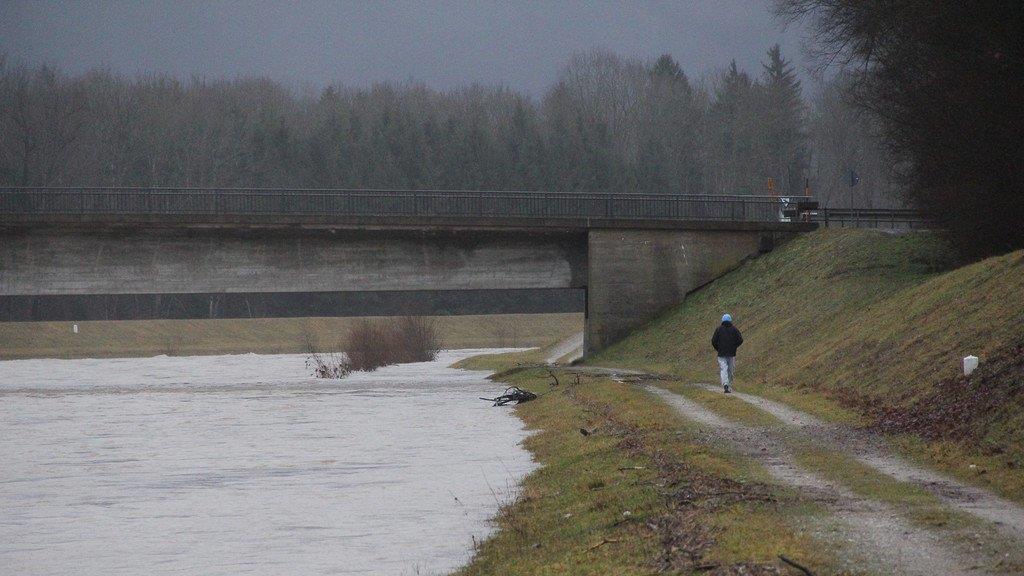 Tiroler Ache überflutet B 305