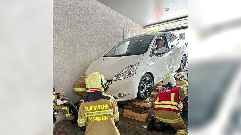 Auto auf Stiege St. Johann