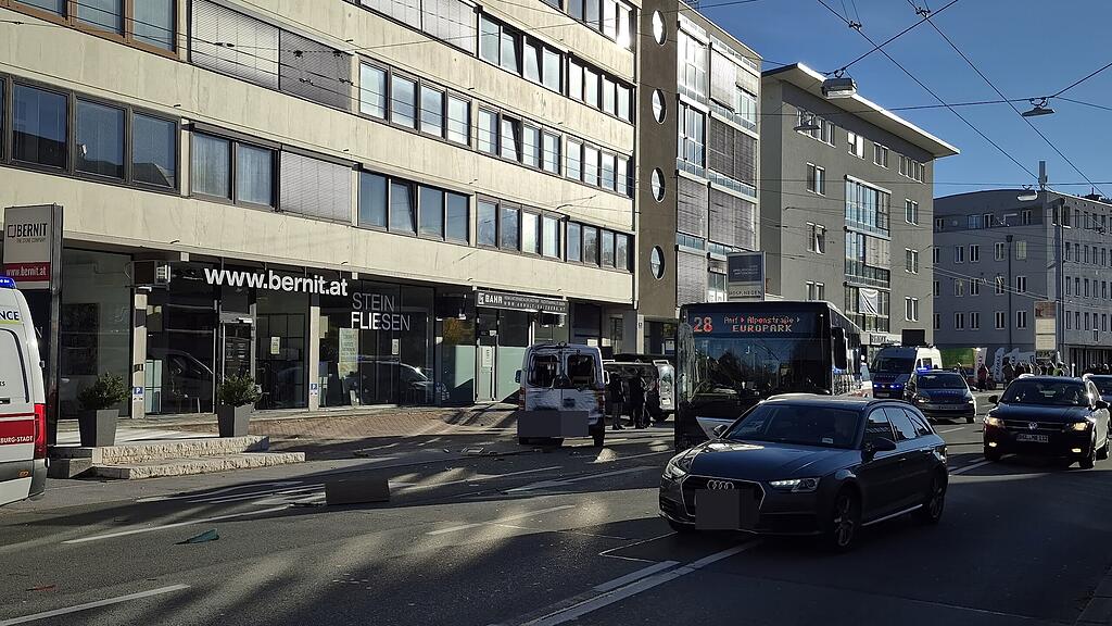 Auffahrunfall zwischen Albus und Lieferwagen