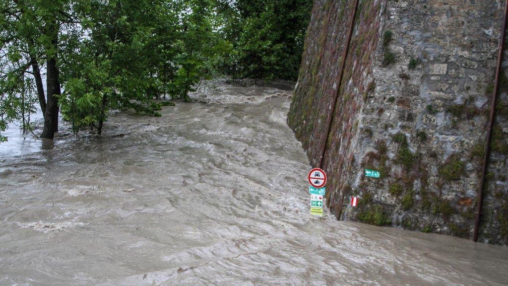 Hochwasser: Abtransporte im Kraftwerk Braunau