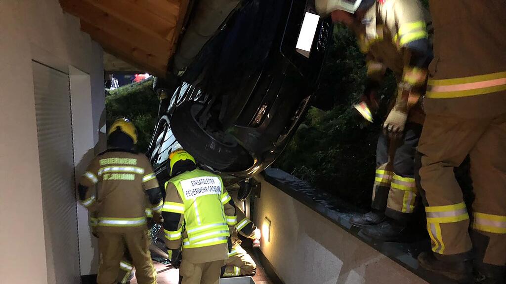 Alko-Crash in Großarl: Auto hängt an Haus