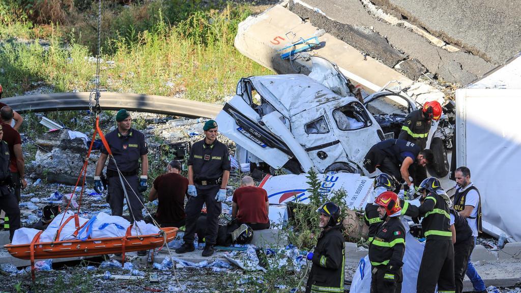 Autobahnbr\u00fccke st\u00fcrzt in Genua ein II