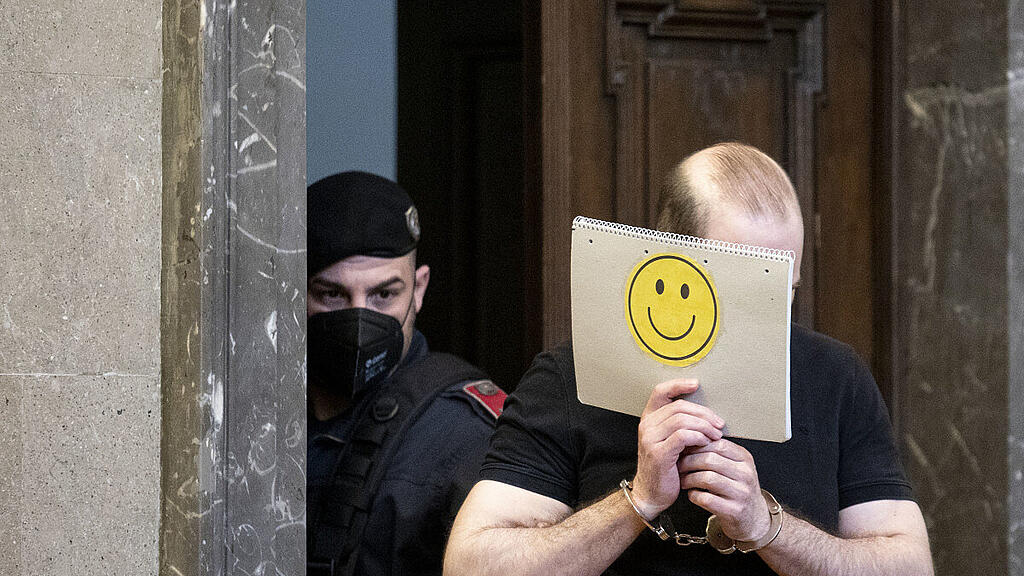 Vor Urteilen im Wiederbetätigungsprozess gegen Neonazi-Rapper "Mr. Bond"