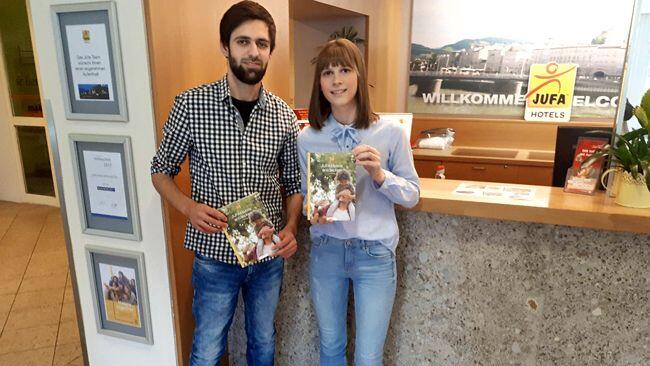 Tamirlan (li.) und Michelle erzählen von ihre Lehre bei JUFA.