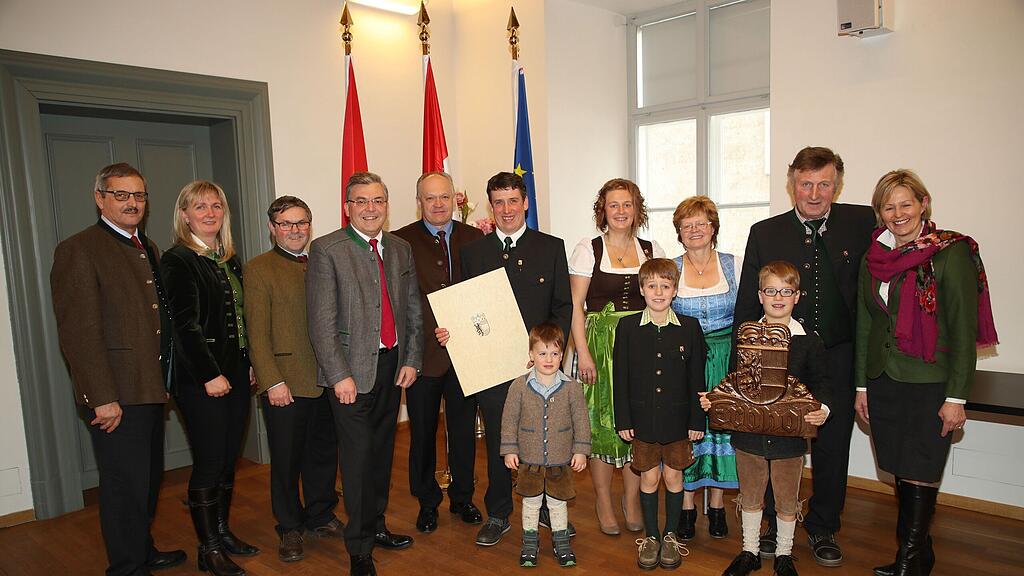 Verleihung der Tafel "Erbhof" durch Landesrat Josef Schwaiger und Landesbäuerin Elisabeth Hölzl in der Neuen Residenz Salzburg.