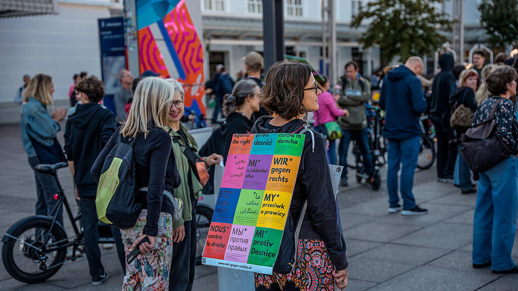 Demo "Zusammenhalten statt spalten" in der Stadt Salzburg