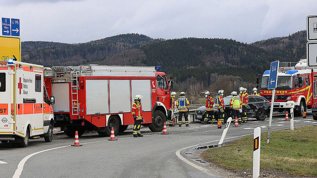Unfall B20 Piding - Pkw contra Sattelschlepper