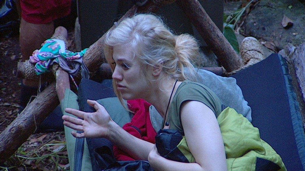 Dschungelcamp Tag 2: Larissa in der Dschungelprüfung